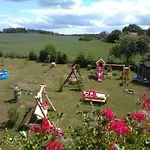 Dworek Wiatrow Bed & Breakfast Debogory